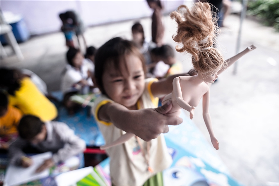 A center serves dozens migrant children and relies on volunteer teachers