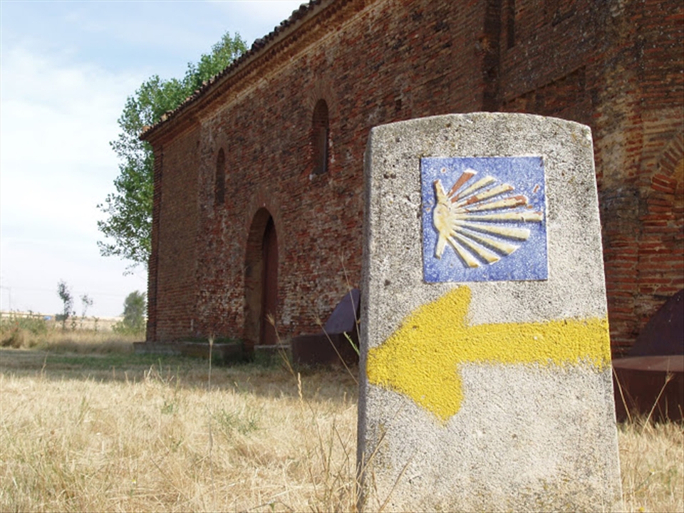 The yellow arrows & the shells across the path show you the right way.