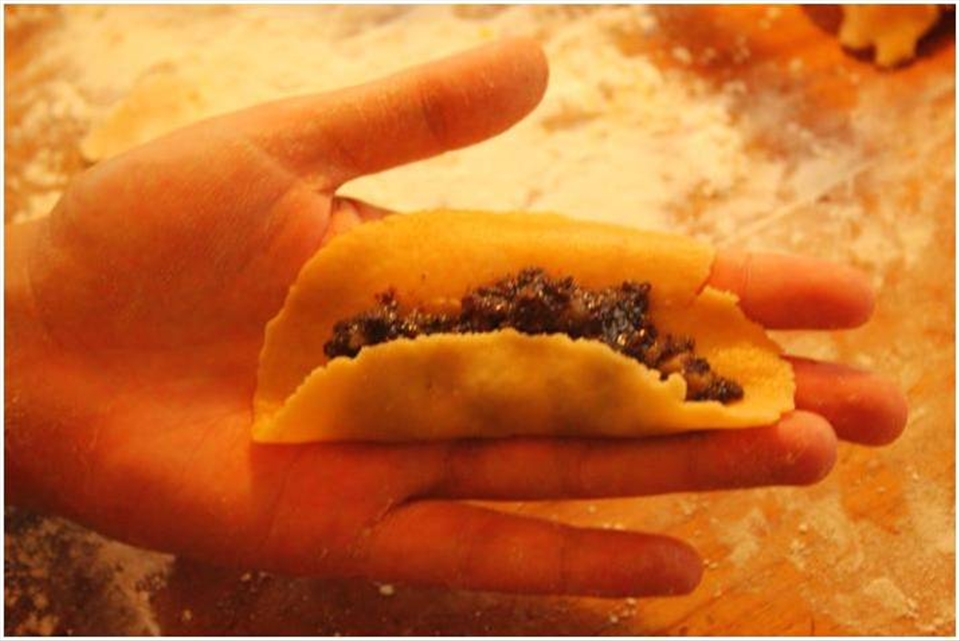 That´s a delicate and pacient work! At this stage it looks like a cigar...