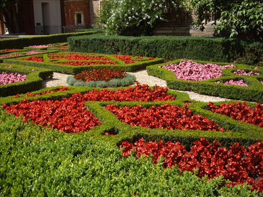Hampton Court Palace. Garden