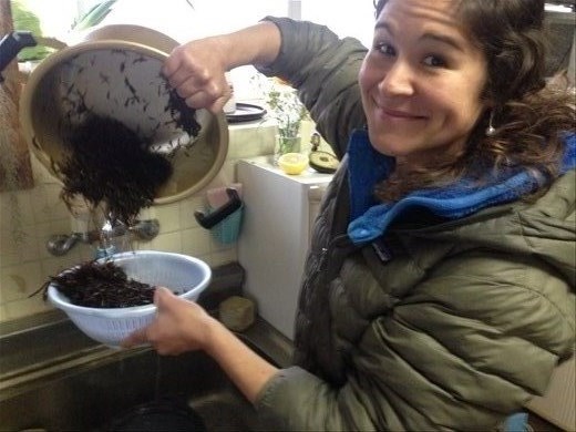 Draining the Hijiki seaweed