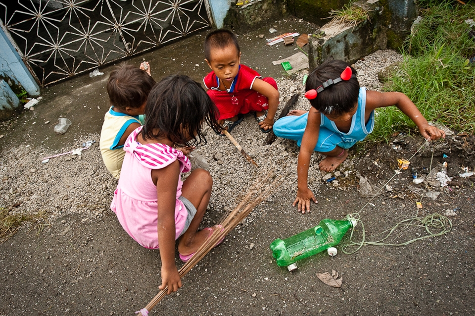 North Cemtery, Manila, October, 2012 - 02 Children of the Cemetery - they play