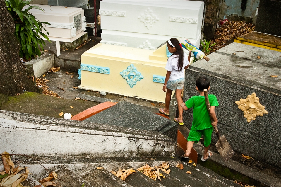 North Cemtery, Manila, October, 2012 - 03 Children of the Cemetery - they work