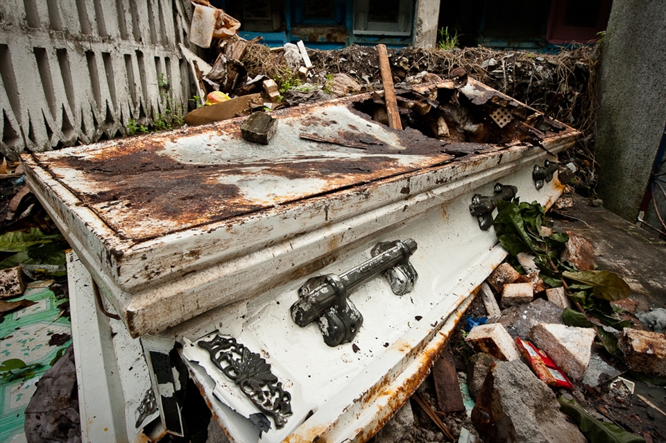 North Cemtery, Manila, October, 2012 - 05 Children of the Cemetery - they die