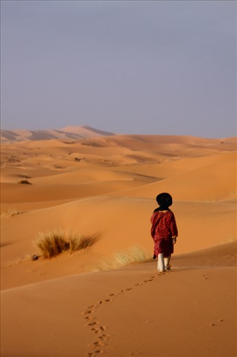 Our Tuareg leader starts the long journey towards camp as we follow on camel...
