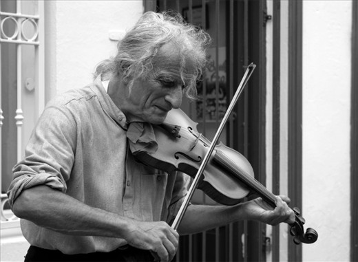 Another musician, this time a violinist, giving color to the street.