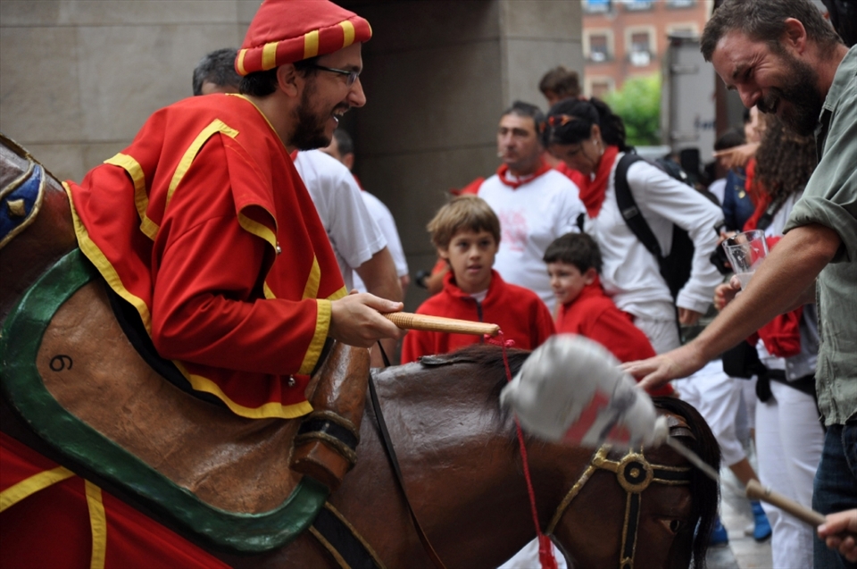 A sad man was attacked with truncheon by Zaldiko (one of the main festival’s characters usually running after children on the streets). Now he laughs reminding his childhood. //

Here you are lost in the mob and you’re in the bosom of your family at the same time. San Fermin never cares about age, gender or nationality. Here you can find the whole pallete of affection and chose what you wish.
