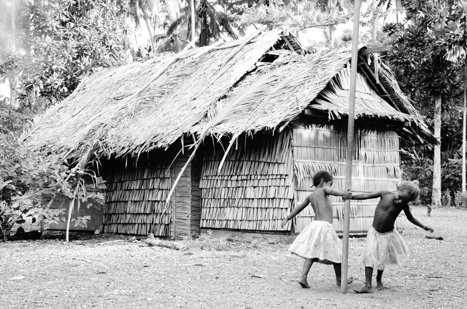 Young children of Longgu find ways to entertain themselves.
