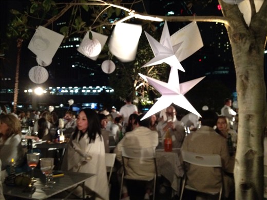 #DinerEnBlancSyd spontaneous tree decorations care of Benja