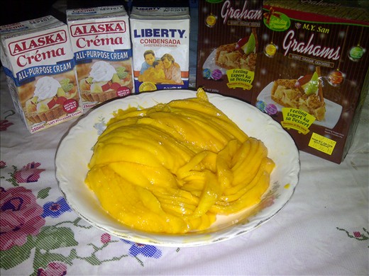 The 4 ingredients to this recipe: mangoes, cream, condensed milk and grahams.