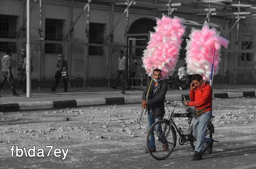 Cotton candy vendor during one of the clashes surroundings Cairo University