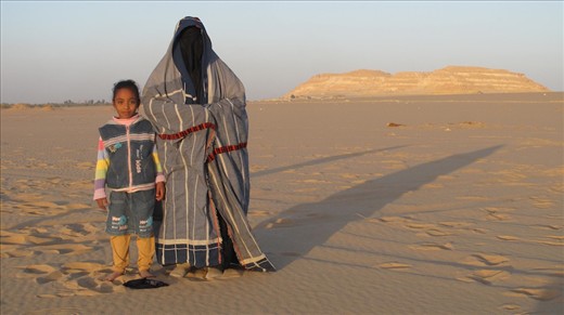 After her daughter returns from school, Aya enjoys one of her greatest pleasures, an afternoon stroll in the desert. For her and her child, these simple moments are golden as both suffer from chronic heart conditions. Aya, who sews traditional Siwan garments for a living, often has to wait dangerously long periods until she has enough money for blood transfusions, specialist appointments and medicines.