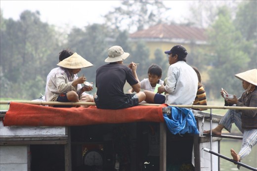 These workers taking a lunch break on their boat floating on the red river reminded me of an old picture taken 50 years ago in Italy when workers were having a break to eat their 