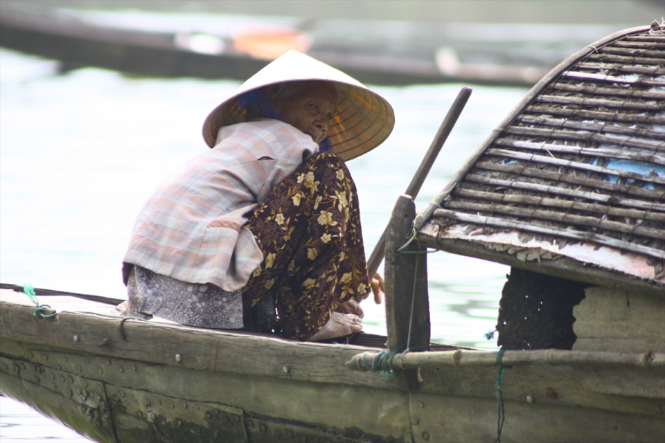 Even if this lady was very old and one eye was blind, she was still working on her boat all day