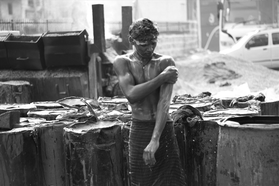 What’s the one way of shrugging off the day’s weight? A refreshing bath. Seen here is, Murari, taking a bath amidst the traffic. He uses tar containers that serve as the walls, providing him little privacy in his intimate moment. Life on the road is like a glass window where everybody tries to peep-in for fun. 