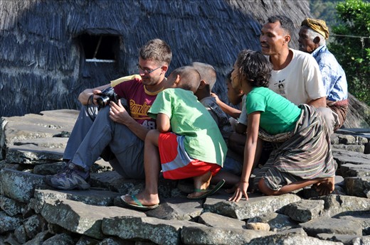 What is that, Sir ? – A French tourist is showing pictures taken by his camera to some of Wae Rebo children.