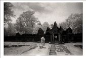 Tourists outside Banteay Srei temple: by dangian, Views[228]