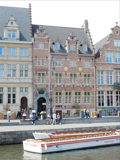 Marriott has taken residence at a former brothel. This can be seen by two swans facing away from each other. If they were facing towards each other a heart would form and a brothel is no place for love. 