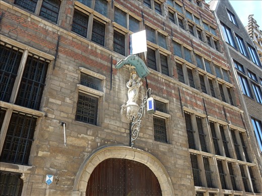 On a walking tour we learned most businesses used gas lamps to prevent theft.  If a business displayed a Virgin Mary statue next to the lamp then gas to light the lamp was free. 