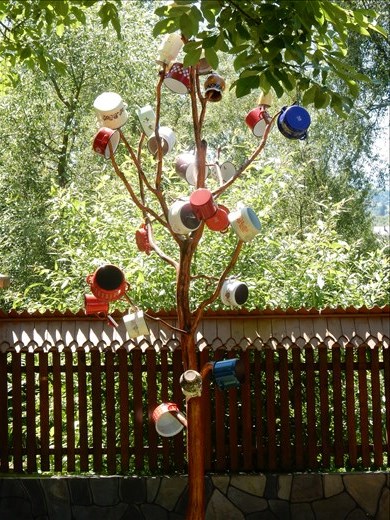 Pots on a tree lets you know there is a young unmarried woman in the house. The more pots the richer the family. 