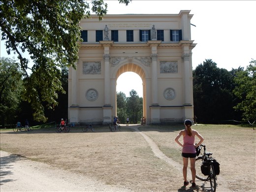 More amazing large structures along the bike trail. 