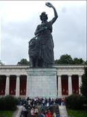 Bavaria statue is considered a technological masterpiece because it consists entirely of cast bronze and is 60 feet tall and weighs 87 tons. Its also a pretty good meeting place at Octoberfest. : by danidawnandstevo, Views[360]