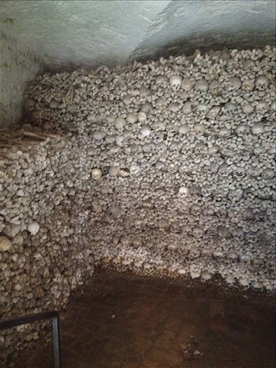 In the town of Oppenheim in the cellar of little Michaels Chapel lie the remains of some 20,000 souls who were laid to rest in the nearby cemetery between 1400 and 1750. When the graves were excavated to make room for the next occupant (you only rent your burial space in Germany and the usual time is 30 years) the remains were placed with great respect in this ossuary. 