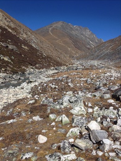 Staring at the final challange Gokyo Ri. Next day 4am start for sunrise views. 