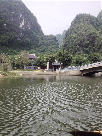 With its series of caves and rivers Trang An was easy to defend and difficult to attack. 