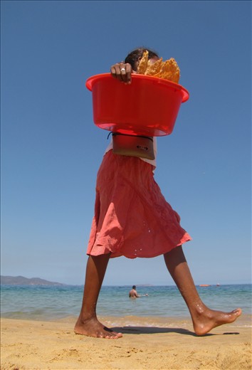 Entre trapos viejos y torrejas ocultas tu mirada. No quieres que noten tu cansancio quemado por el sol. 
Between old rags and torrejas you're covering your look. You don't want them to see your tiredness burned by the sun.