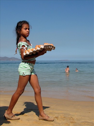 Niña Mujer: 
El dinero no compra la elegancia. El diario caminar te convierte en gacela que irrumpe entre minúsculas montañas de arena. 

Girl Woman:

Money can not buy elegance. The daily walking turns you into a gazelle that 
bounces into tiny sand's mountains. 