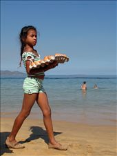 Niña Mujer: 
El dinero no compra la elegancia. El diario caminar te convierte en gacela que irrumpe entre minúsculas montañas de arena. 

Girl Woman:

Money can not buy elegance. The daily walking turns you into a gazelle that 
bounces into tiny sand's mountains. : by daniela_amodio, Views[1165]