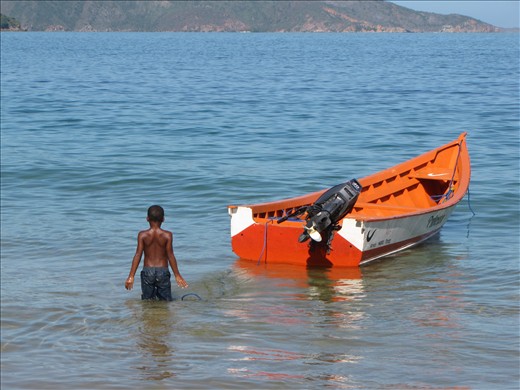 Destino:
Basta un momento de descanso para que enfrentes tu destino. Tu padre mar te llama, ya no quiere verte en la arena, te invita a navegar hacia un azul donde sólo el sol y luna te acompañarán siempre.

Fate:
It only takes you a break to face your destiny. Your father, the sea, is calling you. He doesn't want to see you in the sand anymore. He invites you to sail into blue colors, where only the sun and moon will go along with you forever.