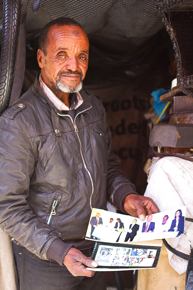 This man, who has a small shop in the heart of the souks of Marrakech, showing photos in which he was honored by the Prime Minister of Finland. He creates frames, photoframes, belts and other items with the tires of cars.