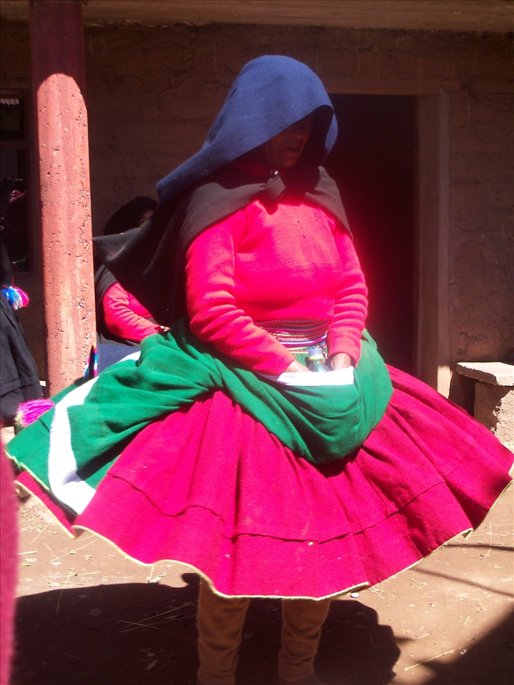 According to their ancient laws and traditions, the couple getting married are not allowed to stand up or dance, but guests can! The husband and wife must remain sitting while everyone celebrates. This is so strict that they even have to be fed by their relatives. 