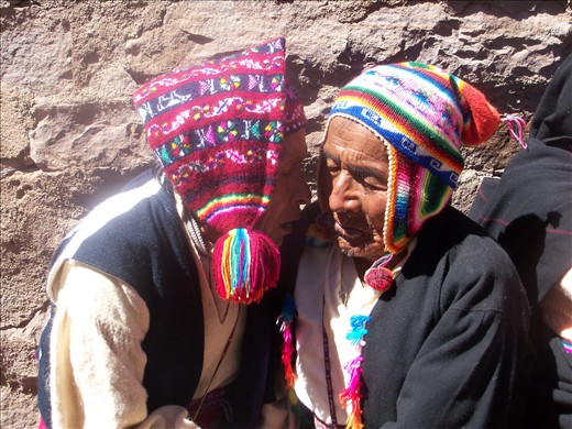 Men wearing red hats mean they’re married. Those with coloured hats are considered to be important or old people.
At the party they drink beer and PURE sugar cane alcohol. Of course they end up completely drunk and I was told it's pretty common to see them sleeping all over the fields, straight under the sunlight. And it was only the 2nd day of celebration!
