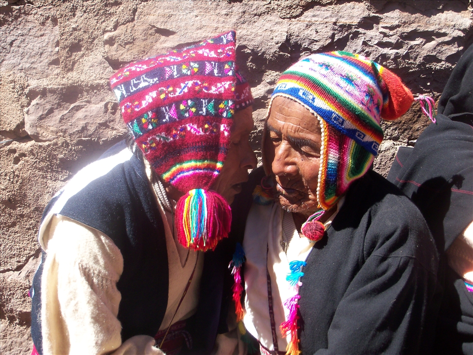 Men wearing red hats mean they’re married. Those with coloured hats are considered to be important or old people.
At the party they drink beer and PURE sugar cane alcohol. Of course they end up completely drunk and I was told it's pretty common to see them sleeping all over the fields, straight under the sunlight. And it was only the 2nd day of celebration!