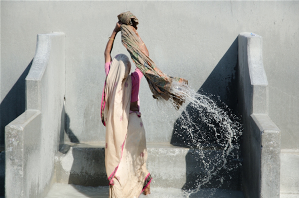 As a profession the work in the dhobi ghat is limited to men; the women used the place to do house’s laundry when ghats are free of work.