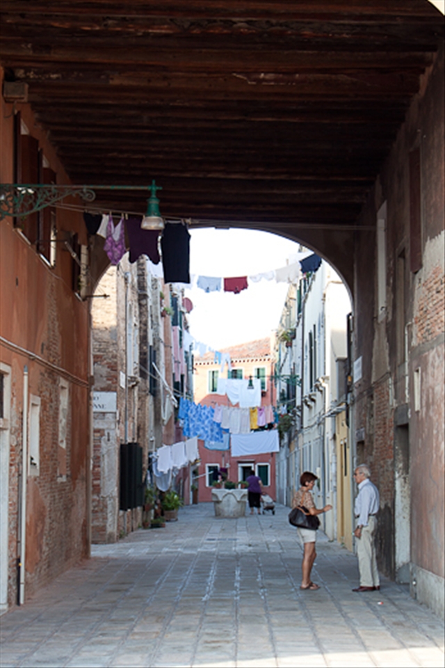 Life of a Venetian: Two people have a lazy afternoon conversation.