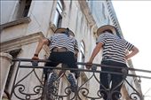 Two gondoliers relax and chat in between shifts.: by danihansen, Views[558]