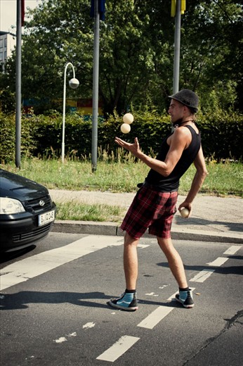 A guy steps out in front of stopped traffic and starts juggling, then runs off.