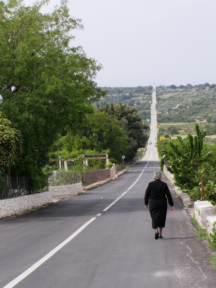 Walk from Nerežišća. The population on the island unfortunately declines  in the postwar years - there are more elderly population, fewer children are being born. However, in recent years,  mini baby boom is going on, and more and more people are returning to the traditional island life. I don't know about you, but  I'm keeping my fingers crossed. 
