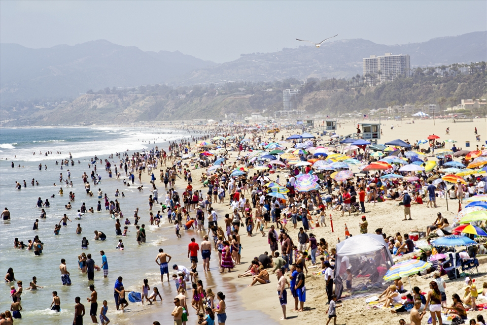 the crowd - a very hot day spent at venice beach, California 
