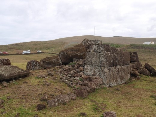 Ahu Vinapu - fallen Moai