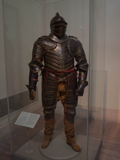 Met Museum - Arms & Armour - Henry 8th armour when we was a fat lad !