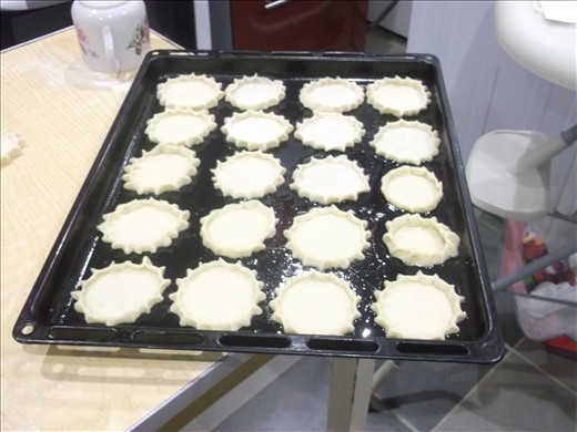 how to press dough's edges in a circle