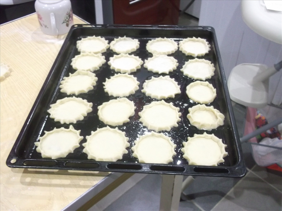 how to press dough's edges in a circle