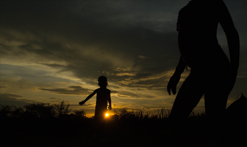 A young girl who doesn't know what awaits her as she grow up, plays under the beautiful dusk of Hamer.