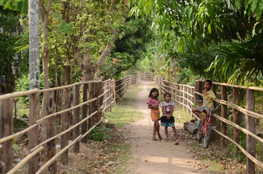 Children playing in the street of Don Kho