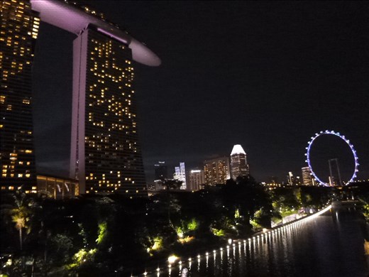 Marina Bay Hotel and wheel